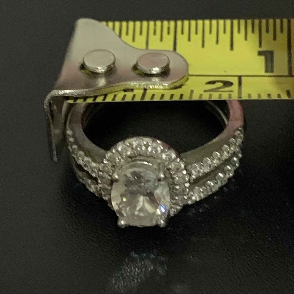 Elegant Silver Ring with Clear Gemstones